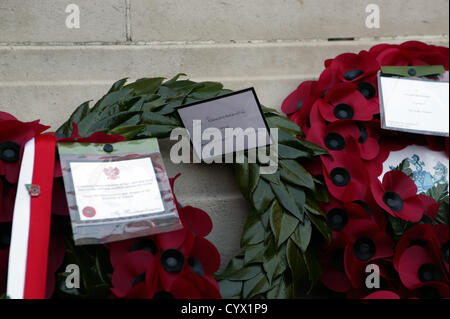 Ein Kranz von der Stellvertretende Premierministerin und Ministerin für auswärtige Angelegenheiten und Handel, Eamon Gilmore TD auf Bonzo/Alamy Live Newsthe Kenotaph in Belfast, auf nationaler Tag des Gedenkens. Stockfoto