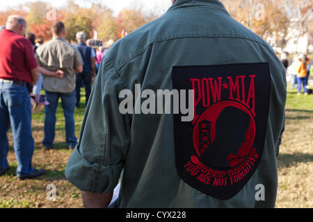 November 11, 2012: A Vietnam Veteran sporting ein großes POW MIA Patch auf der Rückseite seines Vietnamkriegs combat Uniform steht an Aufmerksamkeit an der Vietnam War Memorial - Washington, DC, USA Stockfoto