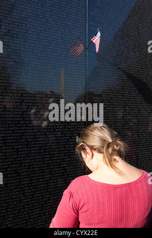 11. November 2012: Eine Frau sucht einen gefallenen Soldaten Namen auf den Vietnam-Krieg-Memorial - Washington, DC USA Stockfoto