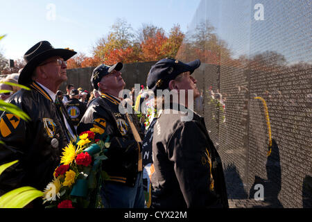 11. November 2012: Veteranen suchen eines gefallenen Soldaten Namen auf den Vietnam-Krieg-Memorial - Washington, DC USA Stockfoto