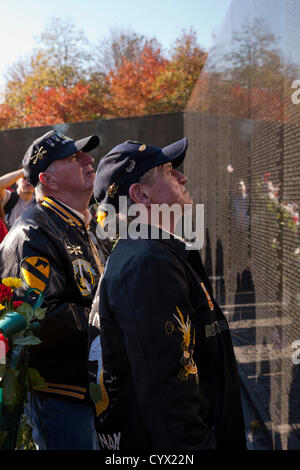 11. November 2012: Veteranen suchen eines gefallenen Soldaten Namen auf den Vietnam-Krieg-Memorial - Washington, DC USA Stockfoto