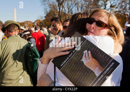 11. November 2012: Eine Frau tröstet ein Familienmitglied eines gefallenen Vietnam-Veteran vor dem Vietnam-Krieg-Denkmal während der Veterans Day Feierlichkeiten - Washington, DC USA Stockfoto