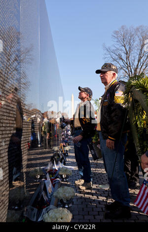 11. November 2012: Veteranen suchen eines gefallenen Soldaten Namen auf den Vietnam-Krieg-Memorial - Washington, DC USA Stockfoto