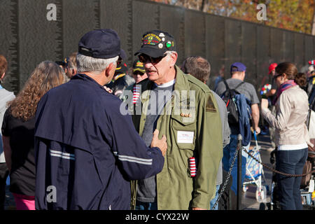 11. November 2012: After the Veterans Day feiern, treffen zwei Veteranen für ein Schwätzchen vor der Vietnam-Krieg-Memorial, Washington, DC Stockfoto