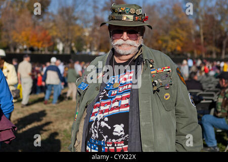 11. November 2012: A Vietnam-Veteran sportliche mehrere Abzeichen und andere Erinnerungsstücke steht vor der Vietnam-Krieg-Denkmal, während die Veterans Day feiern - Washington, DC USA Stockfoto