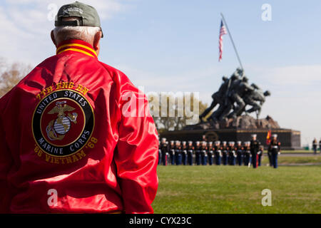 10. November 2012: Während der Veterans Day feiern, uns Marine Corps Vietnam-Veteran steht stramm vor Iwo Jima War Memorial - Washington, DC USA Stockfoto
