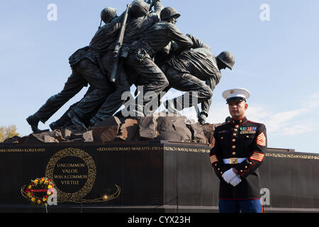 10. November 2012: A US Marine Corps Offizier begrüßt die Besucher für die Veterans Day Feierlichkeiten in Iwo Jima War Memorial - Washington, DC USA Stockfoto