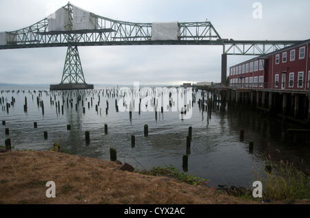 Astoria-Megler Brücke, ein Stahl Cantilever-Fachwerkbrücke über den Columbia River, Oregon, USA, für Bauarbeiten abgedeckt Stockfoto