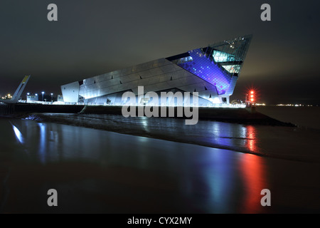 Eine Nacht Zeit Blick auf das tiefe Aquarium in Hull UK Stockfoto