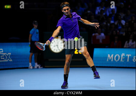 11.11.2012 London, England. Der Roger Federer in Aktion gegen Great Britains Andy Murray während der zweiten Semi Final von Barclays ATP World Tour Finals in der O2 Arena. Stockfoto