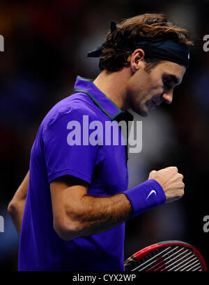 11.11.2012 London, England. Der Roger Federer ballt seine Faust, wie er Great Britains Andy Murray während der zweiten Semi-Finale des die Barclays ATP World Tour Finals in der O2 Arena spielt. Stockfoto