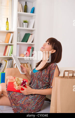 asiatische Mädchen genießen, Online-shopping Stockfoto