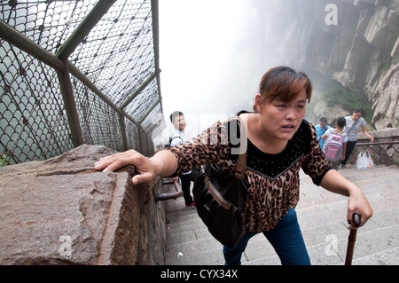 Eine müde aussehende Frau klettern die Himmelsleiter, taishan, China Stockfoto