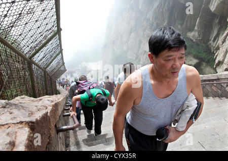 Ein erschöpfter Touristische klettern die Himmelsleiter, mount Tai, Provinz Shandong, China Stockfoto