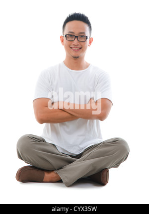 asiatische lässig männlichen sitzen Mann glücklich lächelnd Stockfoto