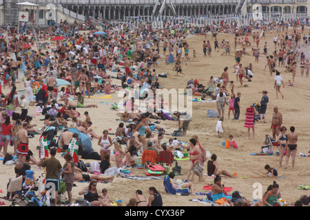 Menschen auf die Playa De La Concha in San Sebastian Stockfoto