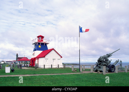 Grande Anse, New Brunswick, Kanada - Replica Leuchtturm / Tourist Infocenter in Acadian Flagge blau, weiß und rot lackiert Stockfoto