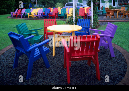 Nova Scotia, Kanada - bunt lackiert Holz Gartenmöbel und Adirondack Stühle zu verkaufen, von lokalen Stuhl Maker gemacht Stockfoto