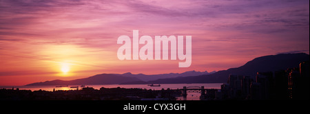 Vancouver, BC, Britisch-Kolumbien, Kanada - Sonnenuntergang über der English Bay, Howe Sound und Küstengebirge Skyline - Panorama Stockfoto