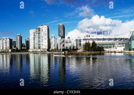 Vancouver Downtown City Skyline, British Columbia, Kanada - BC Place Stadium und High Rise Eigentumswohnung Gebäude am False Creek Stockfoto