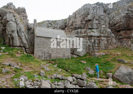 Wales, Pembrokeshire, Kapelle St. Govan gebaut 14C, an der Küste bei St. Govan Kopf Stockfoto