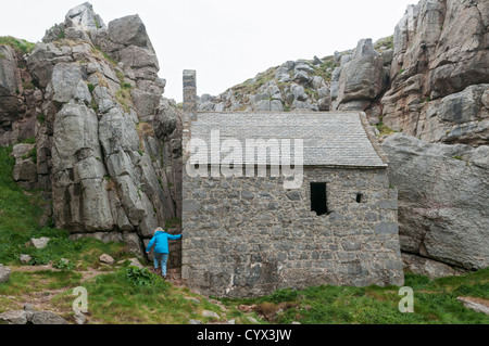 Wales, Pembrokeshire, Kapelle St. Govan gebaut 14C, an der Küste bei St. Govan Kopf Stockfoto