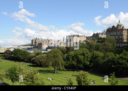 Touristen und Menschen im Osten die Princes Street Gardens in Edinburgh. Stockfoto