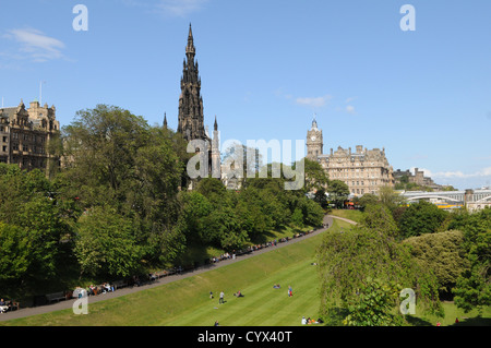 Touristen und Menschen in den Osten Princes street gardens Stockfoto