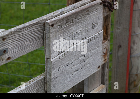 Gravierte Holz Schild, "Fußweg zum North Shore". Natürlich sand und Wetter gesprengt durch Winde, original schwarzen Farbe entfernen Stockfoto