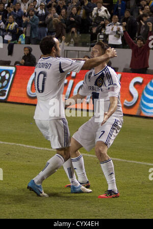 11. November 2012 feiert - Carson, Kalifornien, USA - Landon Donovan mit Robbie Keane von Los Angeles Galaxy ihr erste Ziel in ihrem Spiel gegen die Seattle Sounders FC in die MLS Playoffs im Depot-Stadion am 11. November 2012 in Carson, Kalifornien. Die Los Angeles Galaxy mit einem Score von 3: 0 gewonnen. (Kredit-Bild: © Javier Bautista/Prensa Internacional/ZUMAPRESS.com) Stockfoto