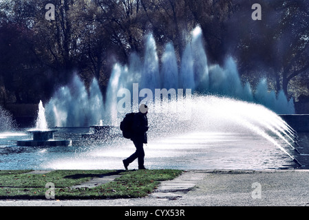 Wanderer zu Fuß in Battersea Park London UK Stockfoto