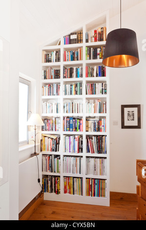 Landung und Bücherregal in modernen Haus Stockfoto