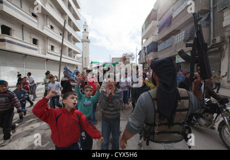 Mitmachen in einem Anti-Assad Straße Protest in Maade. Syrische Armee Mitglieder kostenlos zur Verfügung gestellt Schutz und Unterstützung. Stockfoto