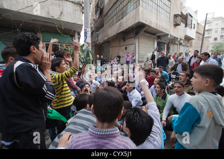 Syrien: Mitmachen in einem Anti-Assad Straße Protest in Maade. Syrische Armee Mitglieder kostenlos zur Verfügung gestellt Schutz und Unterstützung. Stockfoto