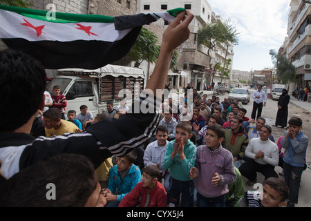 Syrien: Mitmachen in einem Anti-Assad Straße Protest in Maade. Syrische Armee Mitglieder kostenlos zur Verfügung gestellt Schutz und Unterstützung. Stockfoto