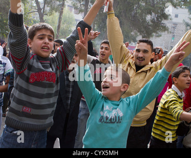 Mitmachen in einem Anti-Assad Straße Protest in Maade. Syrische Armee Mitglieder kostenlos zur Verfügung gestellt Schutz und Unterstützung. Stockfoto