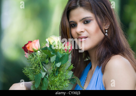 Frau mit Blumenstrauß Rose Blumen unzufrieden Stockfoto