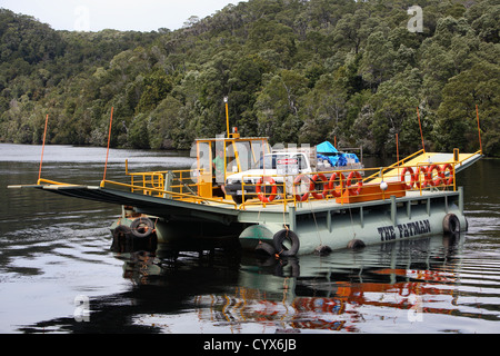 "Fatman" Fahrzeug Lastkahn von Corinna Pieman Fluß durchqueren. North West Tasmanien. Stockfoto