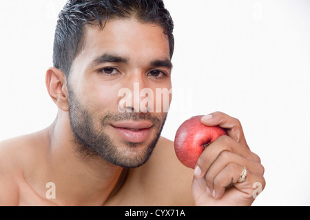 Porträt von einem macho Mann Essen Apfel Stockfoto