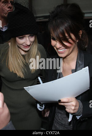 NICOLA ROBERTS & CHERYL COLE Mädchen lassen laut BBC RADIO ONE LONDON ENGLAND UK 12. November 2012 Stockfoto