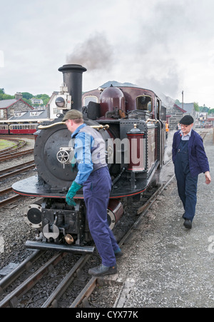 Wales, wieder Eisenbahn Dampflok am Bahnhof von Porthmadog Stockfoto