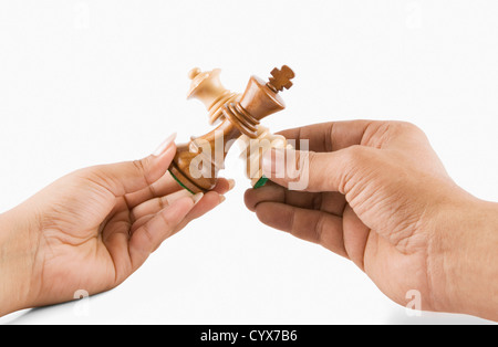 Nahaufnahme eines Mannes und Weibes Hände halten Schachkönig und die Königin Stockfoto