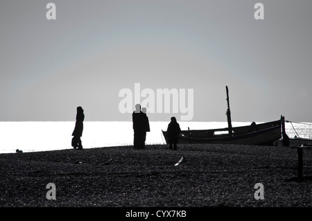 Familie am Strand frühen Herbstmorgen Stockfoto