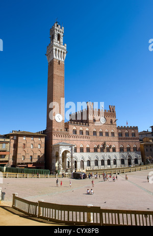 Die Piazzo del Campo (Platz) in der Stadt Siena in der Toskana in Italien. Stockfoto
