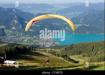 Ein Gleitschirm ist zu Fuß den Hügel hinunter und in den österreichischen Alpen flugbereit Stockfoto