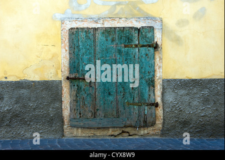 Eine alte grün aus Holz von einem Haus in der Toskana in Italien. Stockfoto