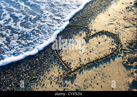 Ein Herz an einem Strand in Sand gezeichnet Stockfoto