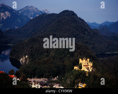 Blick auf die Stadt, überragt vom Schloss Hohenschwangau und Alpsee Europa Europäische deutsche Architektur bauen Stockfoto