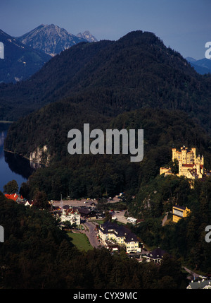 Blick auf die Stadt, überragt vom Schloss Hohenschwangau und Alpsee Europa Europäische deutsche Architektur bauen Stockfoto