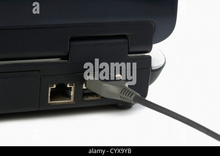 USB-Kabel am USB-Anschluss eines Notebooks Stockfoto